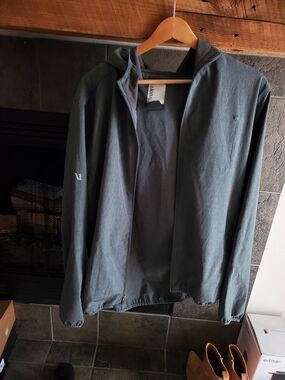 Vuori Men's Lightweight Hooded Jacket in Charcoal Gray